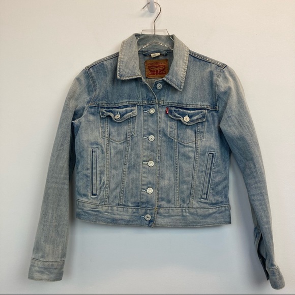 Levi's Jackets & Blazers - Levi’s Denim Light Wash Jean Jacket (M)